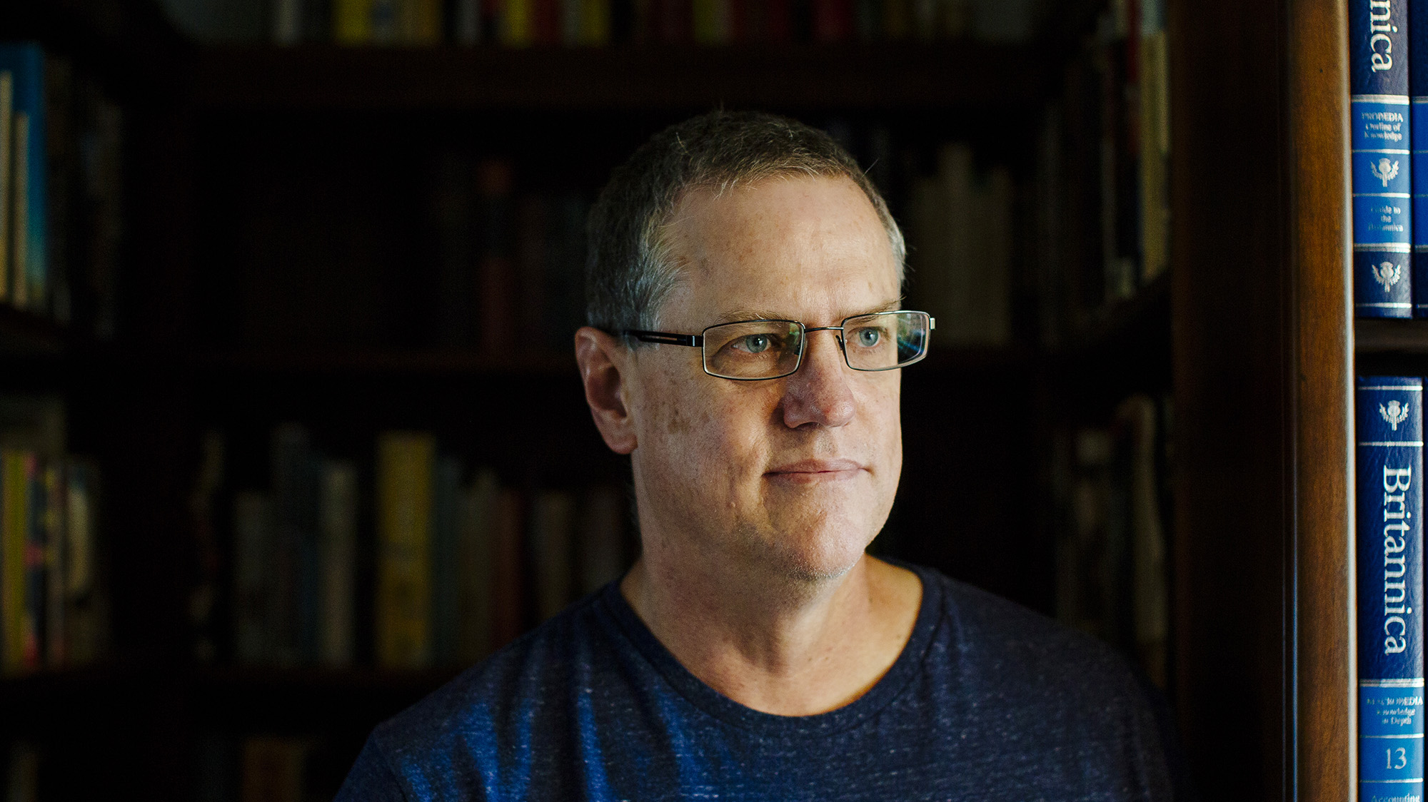 portrait of man wearing glasses.