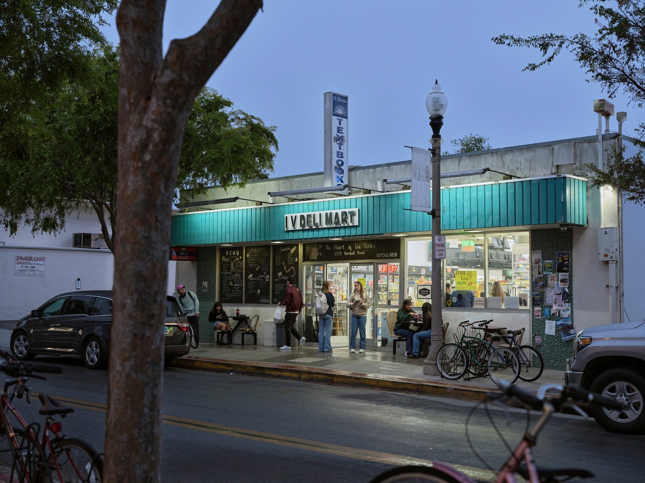 Evening scene in front of a convenience store.