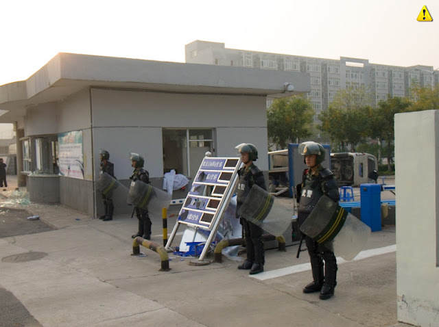 Guards at the Foxconn compound molihua.org