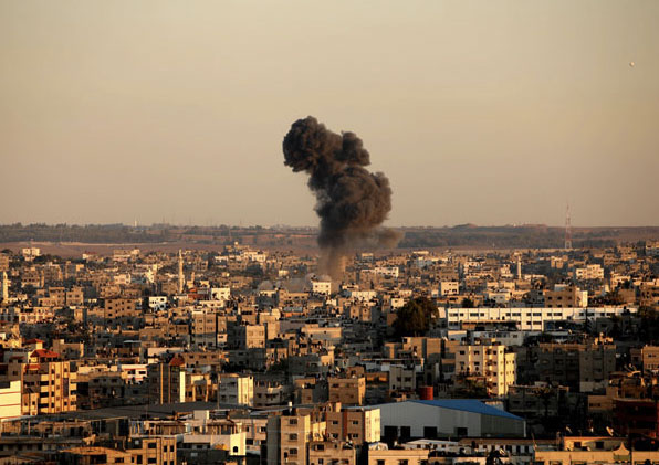 Smoke rises after an Israeli air strike in Gaza city Nov. 15, 2012. © Majdi Fathi/APA Images/ZUMAPRESS.com